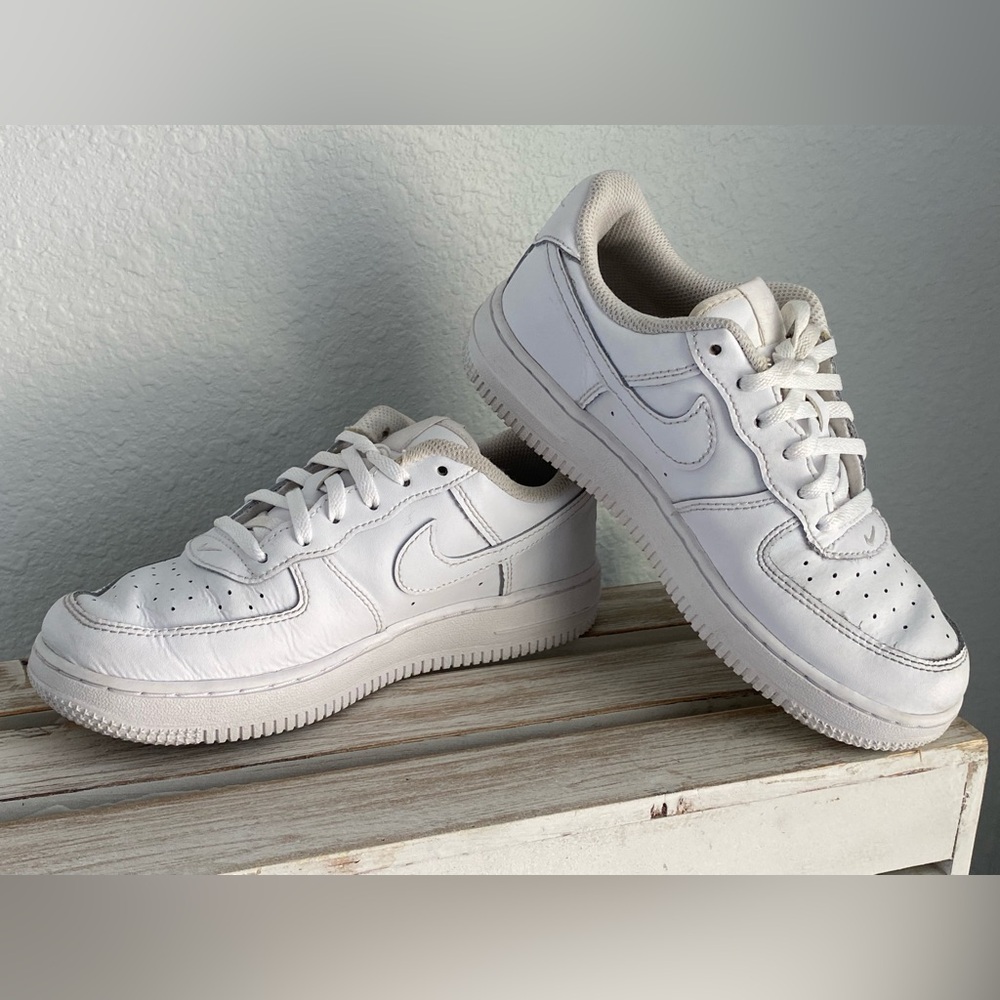 Nike Air Force One Youth Size 2.5Y Triple White Leather Shoes - Picture 6 of 12